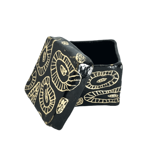 Dwuczęściowy pojemnik - doniczka.  Abstrakcyjny motyw sgraffito.