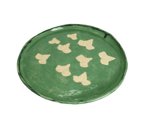 Ceramiczny płaski talerzyk z motywem bluszczu.