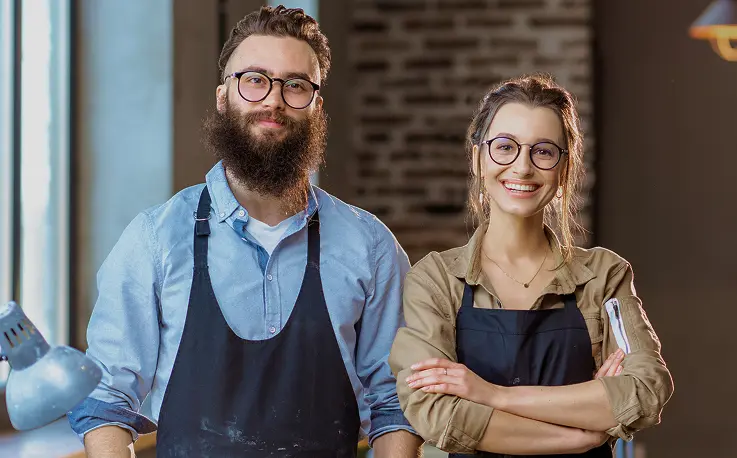 Obraz przedstawai dwie osoby wstojące w pracowni  Atelier Ardore